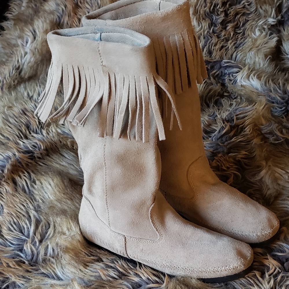 SOLD Minnetonka Fringe moccasin boots tan women's size 9